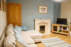 Appartement (2 Bedrooms) | Salle de séjour | Téléviseur de 20 po avec télévision numérique