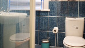 A bathroom with a toilet, bidet, and a trash bin. - Newly Refurbed Home With Free Parking (Edinburgh)