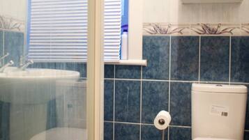 Apartment (2 Bedrooms) | Bathroom | Shower, free toiletries, towels, soap