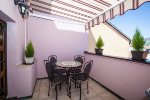 Eenvoudig appartement, 2 slaapkamers | Terras