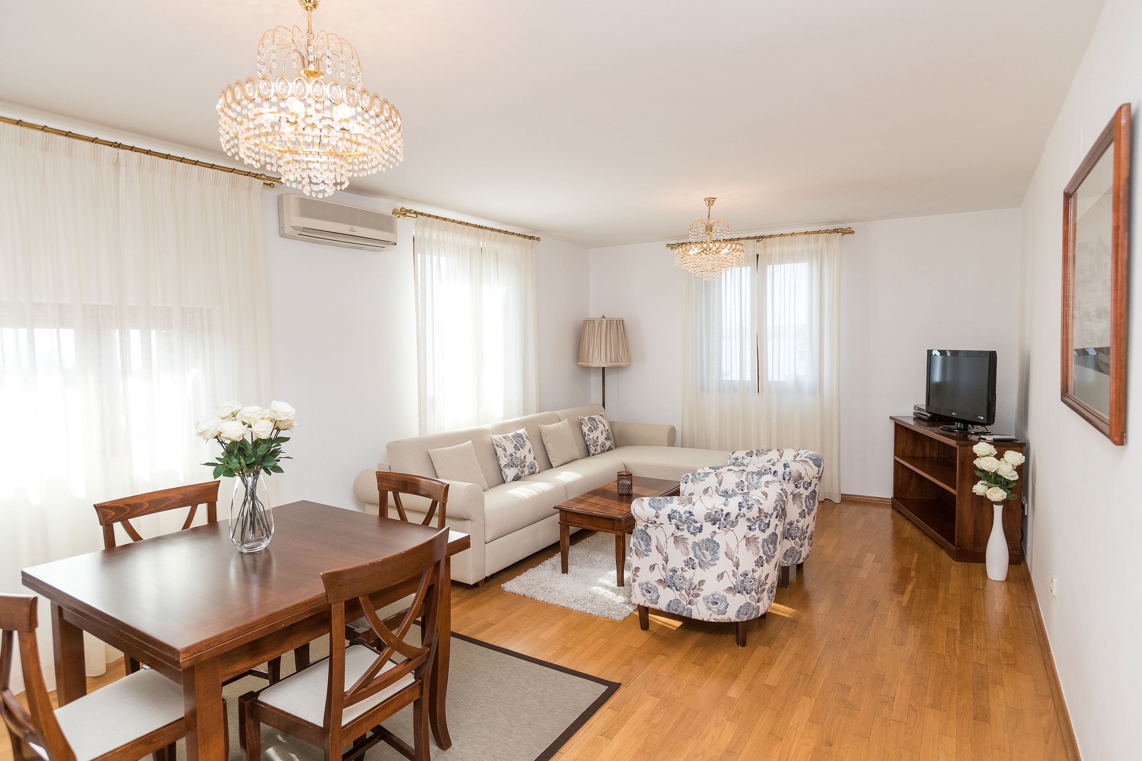 Basic-Apartment, 2 Schlafzimmer | Wohnzimmer | Flachbildfernseher