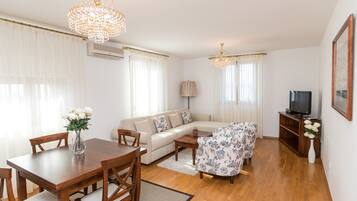 Departamento básico, 2 habitaciones | Sala de estar | Televisión de pantalla plana