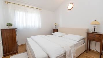 شقة بتجهيزات أساسية - غرفتا نوم | خزنة داخل الغرفة وبديكورات فريدة لكل غرفة وطراز فريد لكل وحدة ومكتب