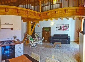 Apartment, 1 Schlafzimmer, zum Garten hin | Wohnbereich | 30-cm-LCD-Fernseher mit Satellitenempfang, Fernseher