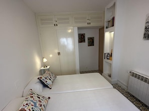 2 bedrooms, iron/ironing board, bed sheets