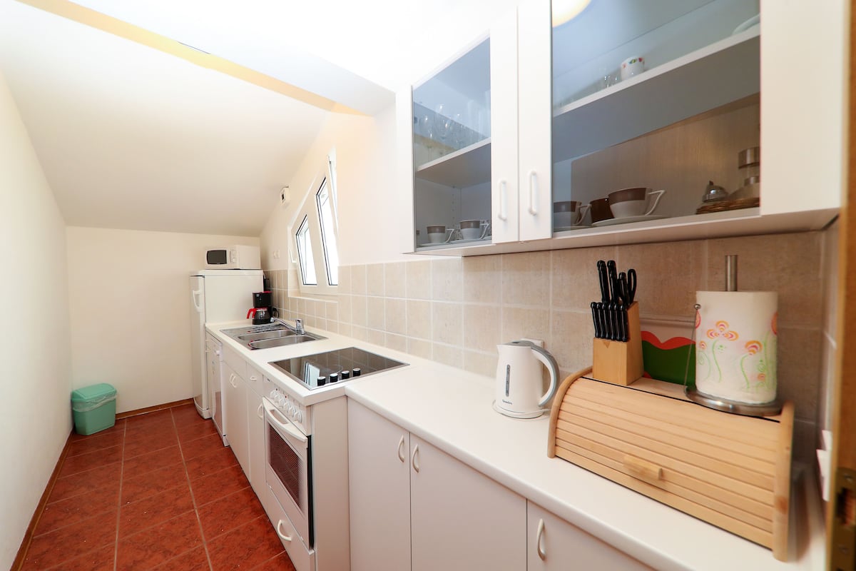 Refrigerador con congelador, microondas, horno y parrilla de estufa