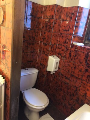 Bañera profunda, artículos de tocador gratuitos, secador de pelo