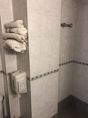 Double Room, 1 Double Bed, Non Smoking | Bathroom amenities | Deep soaking tub, free toiletries, hair dryer, towels - Hôtel Le Perce Neige (Modane)