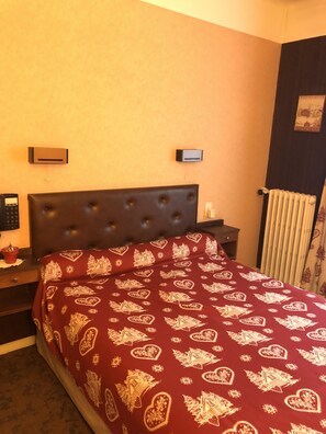 مكتب وستائر تعتيم ومكواة/لوح كي وواي فاي مجانًا