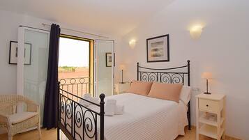 3 slaapkamers, een strijkplank/strijkijzer, gratis wifi, beddengoed