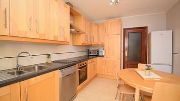 Een koelkast, een microgolfoven, een oven, een kookplaat