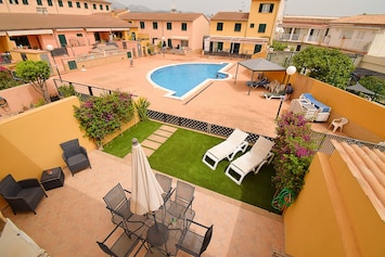 Photo swimming pool with terrace and gardens for holidays