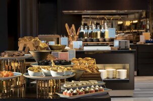 Petit déjeuner buffet servi tous les jours en supplément