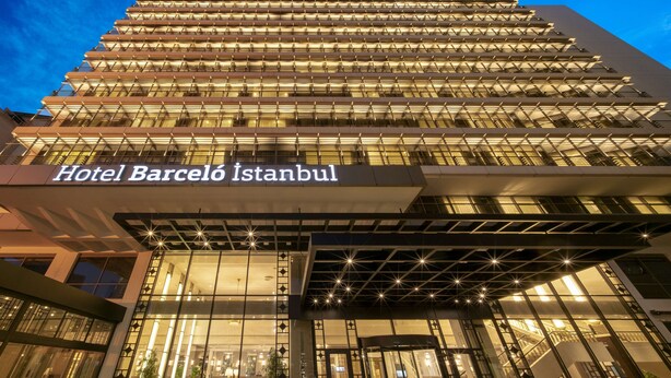 Un hotel moderno con una entrada destacada y un letrero que dice "Hotel Barceló Istanbul".