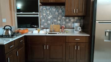 Full-size fridge, microwave, oven, stovetop