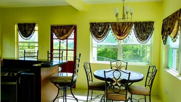 Deluxe Duplex, 1 Bedroom, Non Smoking, Bay View | In-room dining