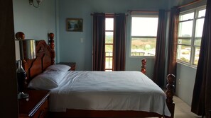 Dupleks Deluks, 1 kamar tidur, Bebas Asap Rokok, pemandangan teluk | Kamar mandi | Shower, pancuran hujan, perlengkapan mandi gratis, dan pengering rambut