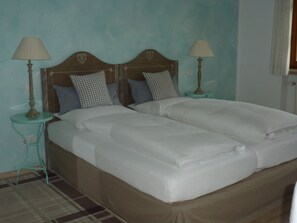 高級套房 | 羽絨被、迷你吧、房內夾萬、獨特設計