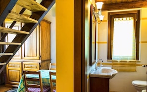 Chambre Quadruple, coin cuisine (Profumo del Mattino) | Salle de bain | Douche, articles de toilette gratuits, sèche-cheveux, bidet