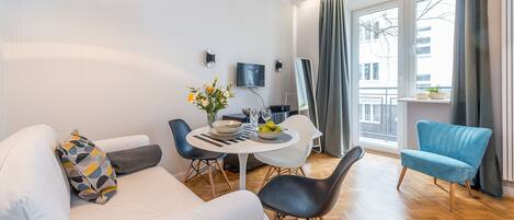 Tabla de planchar con plancha, wifi gratis y ropa de cama