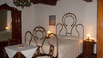 Basic-Zimmer, 1 Doppelbett, Gemeinschaftsbad, Zwischengeschoss | Hochwertige Bettwaren, Daunenbettdecken, Schreibtisch