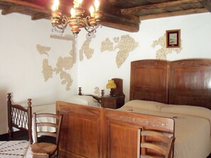 Premium bedding, down comforters, desk, laptop workspace - B&B Le Limentre (Sambuca Pistoiese)