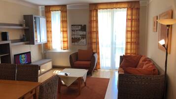 Apartamento, 2 quartos | Sala de estar | TV de tela plana