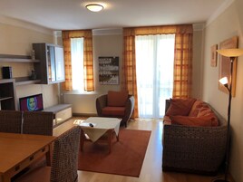 apartman, 2 hálószobával | Nappali | Síkképernyős tévé