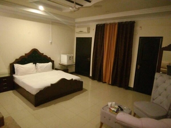 セーフティボックス (室内)、WiFi (無料)、車椅子でアクセスできる設備