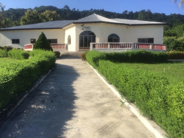 Un edificio con un letrero que dice "Tropical Resort".