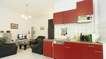 Kühlschrank, Mikrowelle, Herdplatte, Geschirrspüler