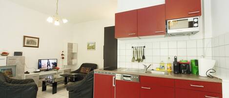 Kühlschrank, Mikrowelle, Herdplatte, Geschirrspüler