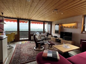 Fernseher, DVD-Player, Tischtennisplatte, Bücher