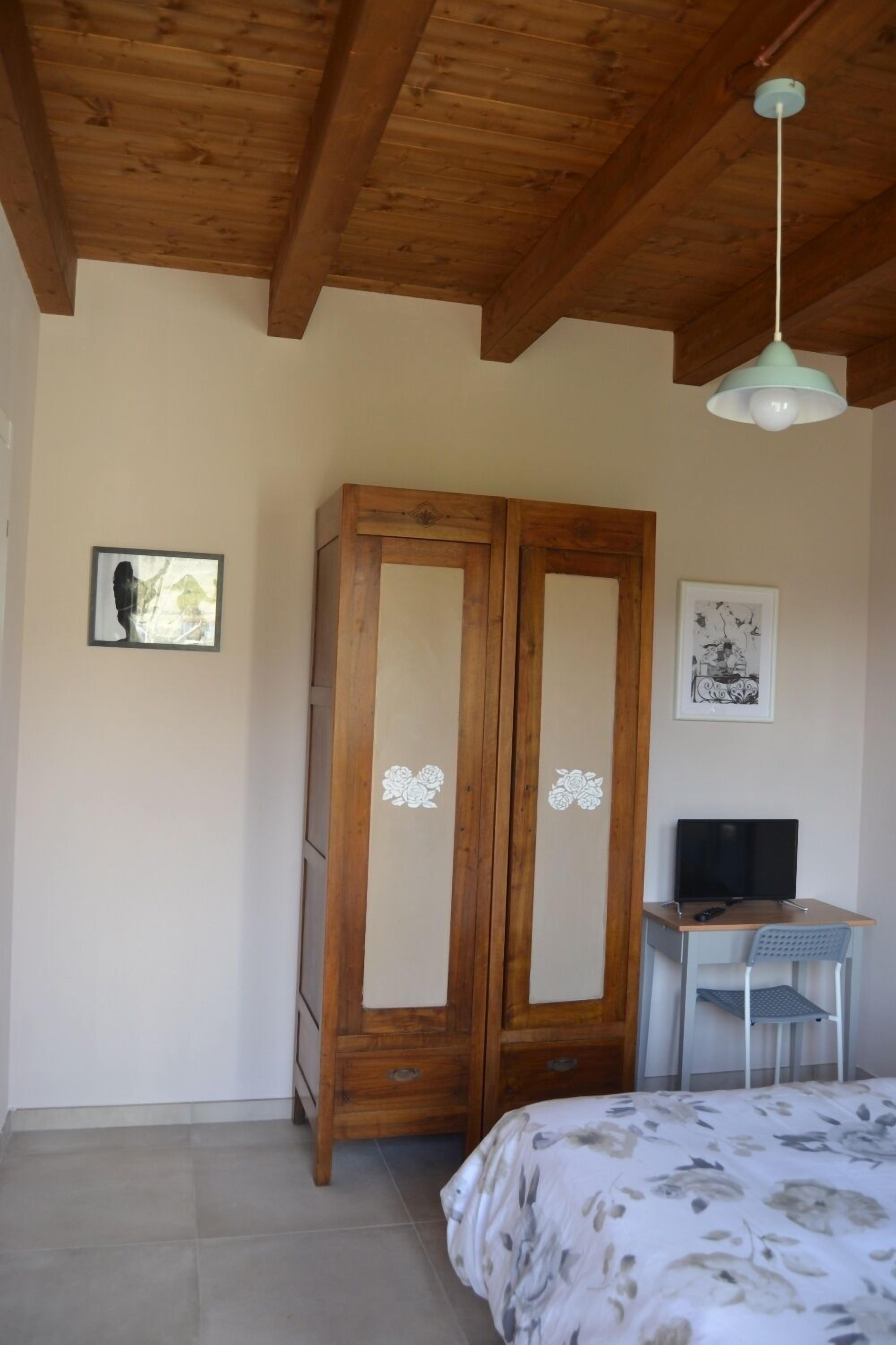 Double Room | Desk, free cribs/infant beds, free WiFi, bed sheets