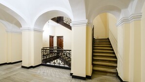 Staircase - P&O Apartments Rynek Starego Miasta 3 (Warsaw)