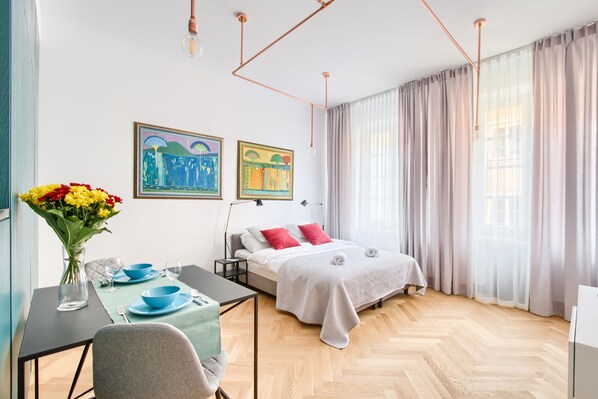 Apartamento econômico | Área de estar | TV de tela plana 40 polegadas com canais a cabo, TV