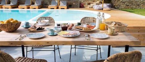 Free daily full breakfast