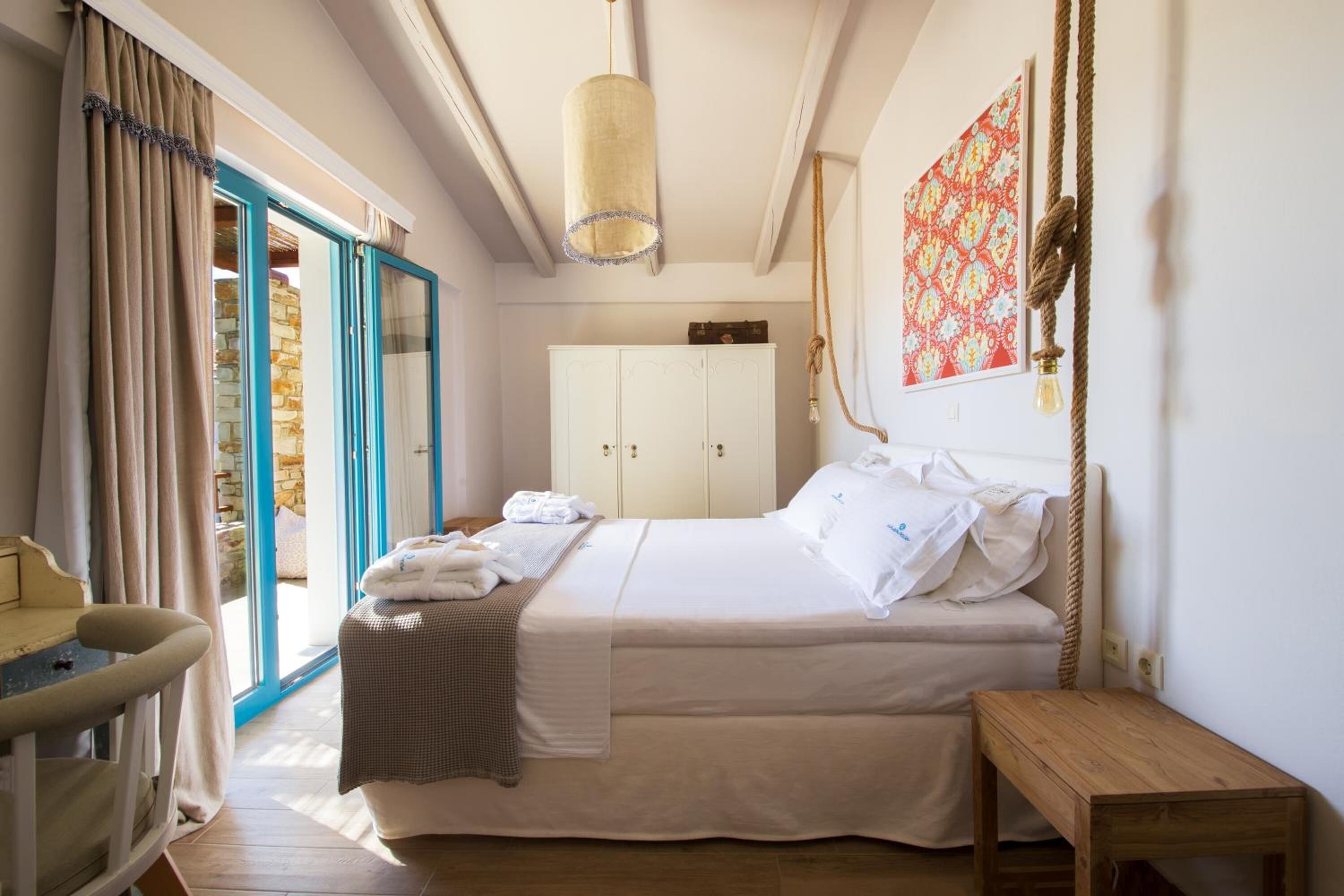 Egyptian cotton sheets, premium bedding, pillow-top beds, minibar