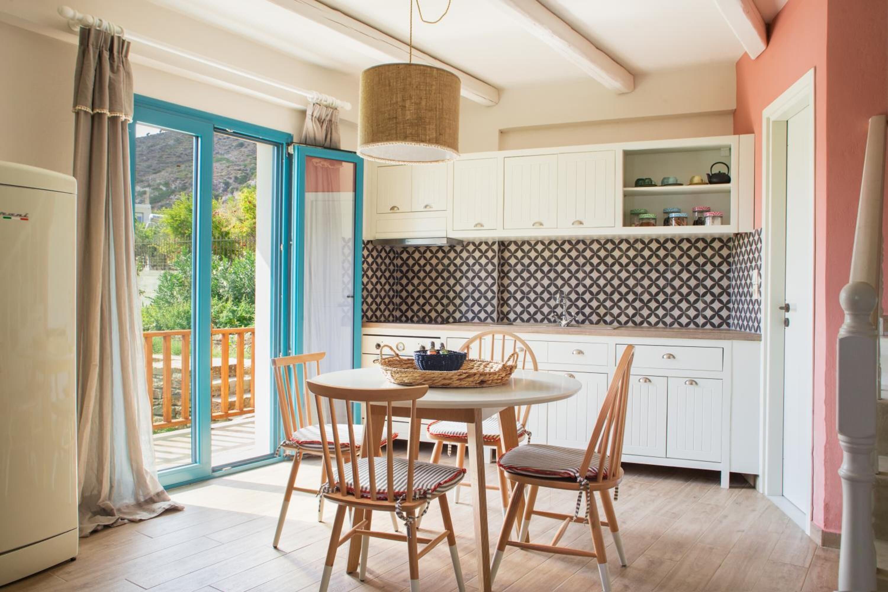 Full-sized fridge, oven, stovetop, espresso maker