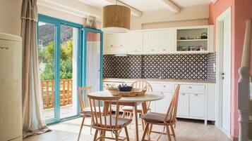 Full-sized fridge, oven, stovetop, espresso maker