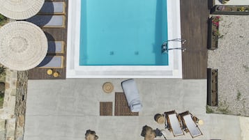 Piscina all'aperto, con ingresso dalle 10:00 alle 20:00, lettini