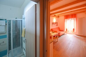Appartement, 1 chambre, vue sur la montagne | Salle de bain | Séchoir à cheveux, bidet, serviettes fournies