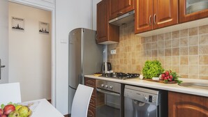 Apartamento econômico | Cozinha privada | Geladeira, micro-ondas, fogão, cooktop
