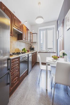 Apartamento econômico | Cozinha privada | Geladeira, micro-ondas, fogão, cooktop