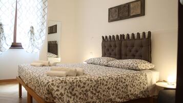 Skrivbord, mörklÀggningsgardiner, gratis wi-fi och sÀngklÀder