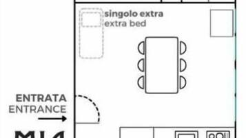 Ein Hotelzimmer mit Balkon, Schlafsofa, Zustellbett und Küchenzeile.