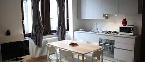 Deluxe-Apartment, 1 Schlafzimmer, Balkon, Stadtblick | Eigene Küche