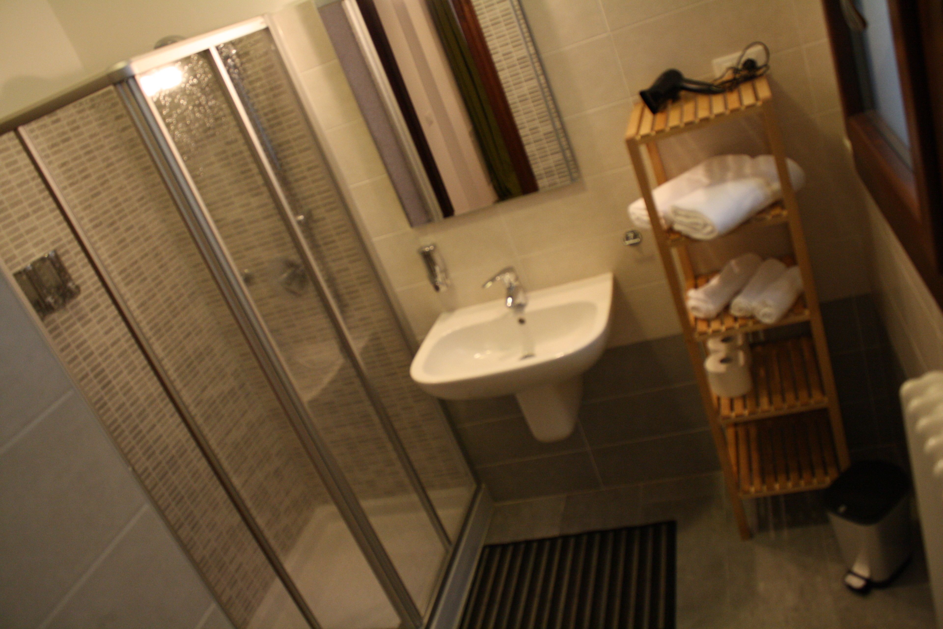 Ducha, artículos de tocador gratuitos, secador de pelo, toallas