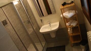 Dusch, gratis toalettartiklar, hÄrtork och handdukar