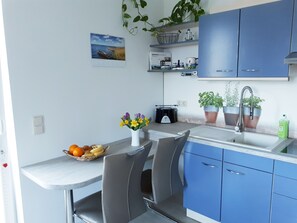 Kjøleskap, mikrobølgeovn, kokeplater og kaffetrakter/tekoker